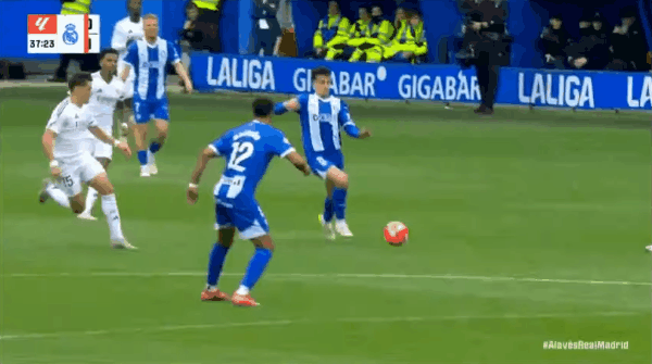 Các trang web nước ngoài đang bàn tán sôi nổi về thẻ đỏ của Mbappe: Bạn đang nghĩ gì? Đây chắc chắn là một động thái thẻ đỏ