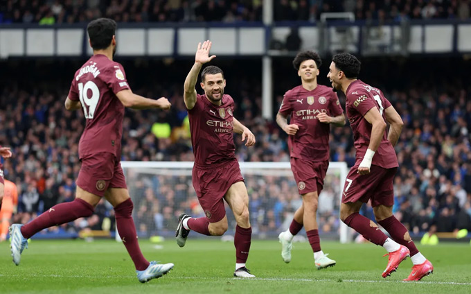 Manchester City vẫn xếp trên Manchester United mặc dù phong độ kém, và đã vượt qua các đối thủ cùng thành phố về số điểm trong 12 mùa giải liên tiếp