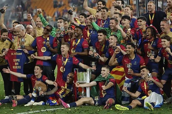 Hào phóng! Twitter chính thức của Real Madrid Club chúc mừng Barcelona giành chức vô địch King's Cup