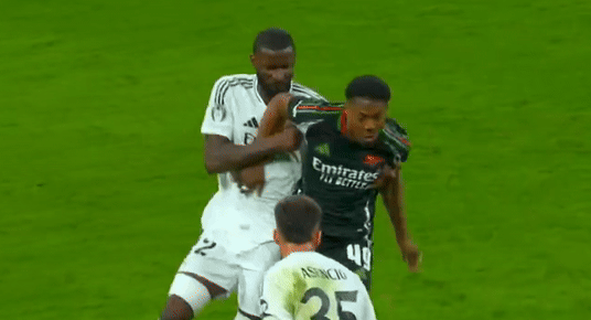 Khoảnh khắc phạt đền gây tranh cãi giữa Real Madrid và Arsenal: Rudiger giẫm lên bụng Skelly nhưng thoát án phạt