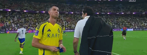 Ronaldo bất lực! Đánh đầu vào khung thành + bỏ lỡ bàn gỡ hòa ở phút 96, anh mím môi và dang tay sau trận đấu với vẻ mặt đau đớn