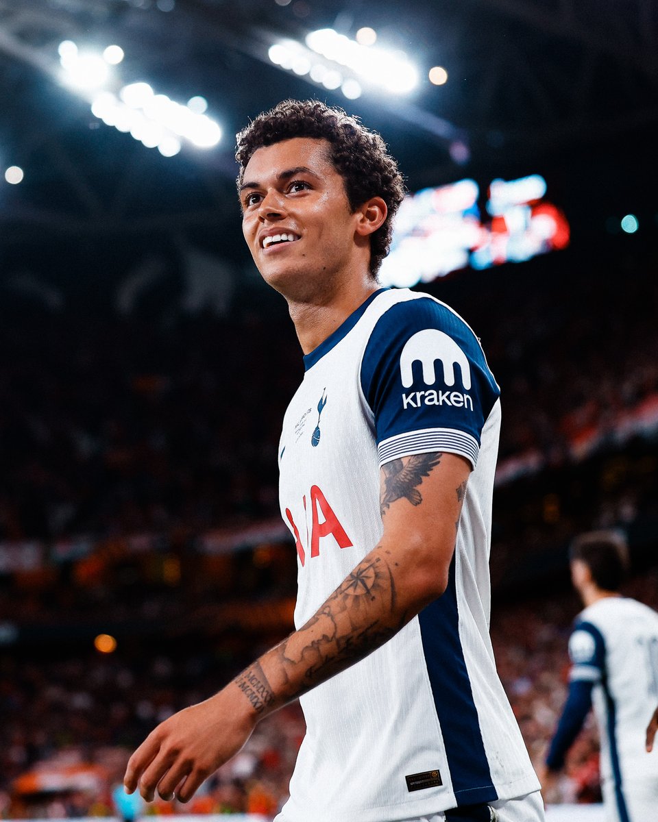 Tottenham Hotspur đã đánh bại Manchester United để giành chức vô địch Europa League. Màn trình diễn của cầu thủ hai bên rất khác nhau sau trận đấu.