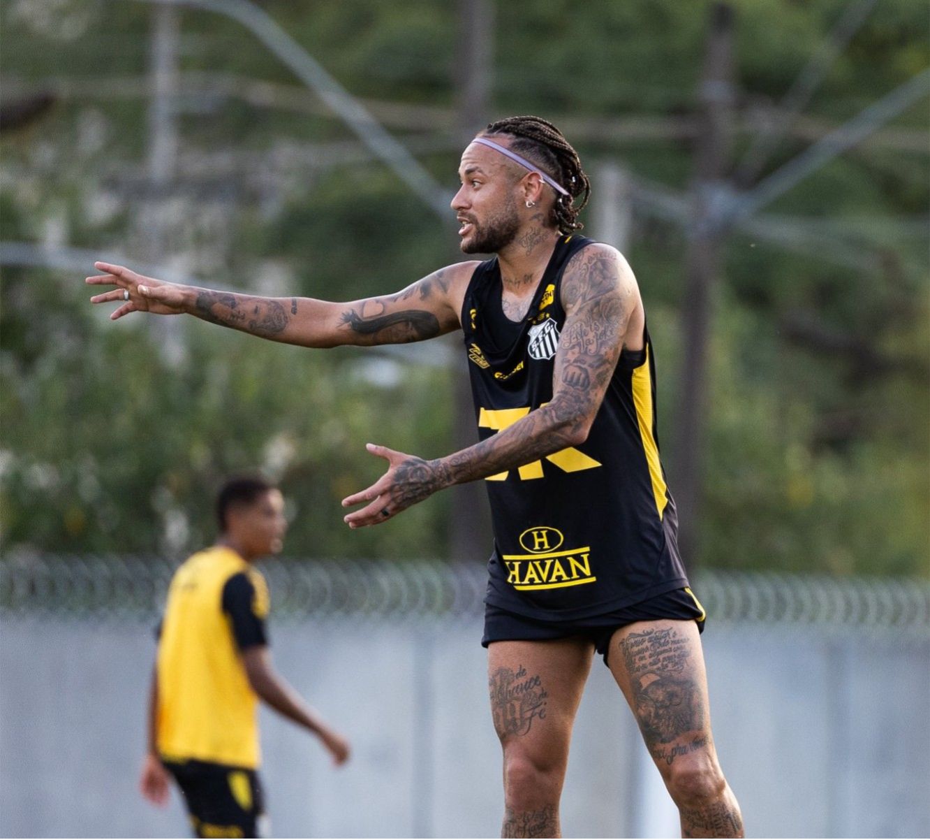 Neymar tiếp tục tập luyện với vẻ ngoài dreadlock, đội bóng hiện đang ở khu vực xuống hạng