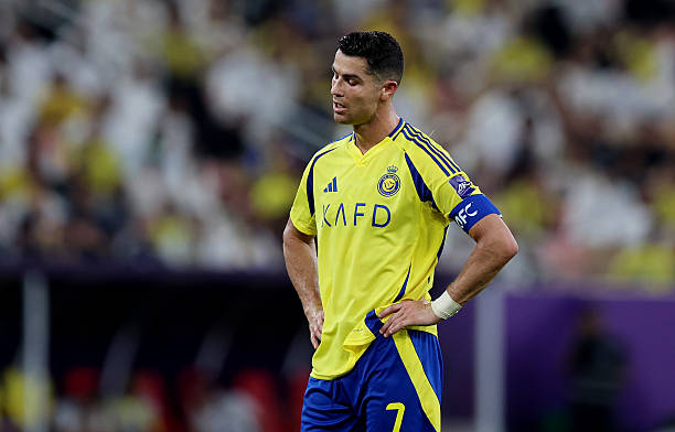 Ronaldo bất lực! Đánh đầu vào khung thành + bỏ lỡ bàn gỡ hòa ở phút 96, anh mím môi và dang tay sau trận đấu với vẻ mặt đau đớn
