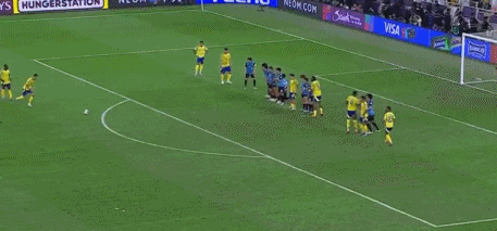 Ronaldo bất lực! Đánh đầu vào khung thành + bỏ lỡ bàn gỡ hòa ở phút 96, anh mím môi và dang tay sau trận đấu với vẻ mặt đau đớn