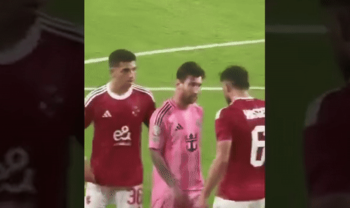 Đoạn phim ghi lại trận mở màn của Messi đã bị phát hiện, anh đã đánh vào đầu một cầu thủ quốc gia Cairo sau một cuộc ẩu đả