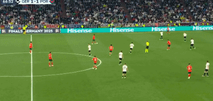 Quyết định phạt đền ở vòng bán kết UEFA Nations League gây tranh cãi, và cả hai bàn thắng của Bồ Đào Nha đều bị nghi ngờ là việt vị