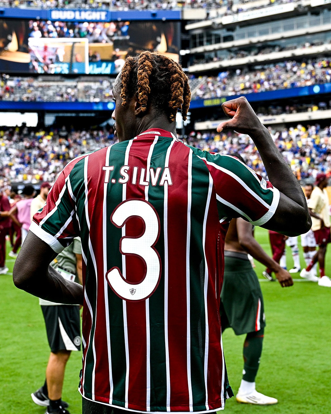 Các cầu thủ Chelsea tri ân Thiago Silva sau trận đấu, Chalobah trao đổi áo đấu với thần tượng của mình