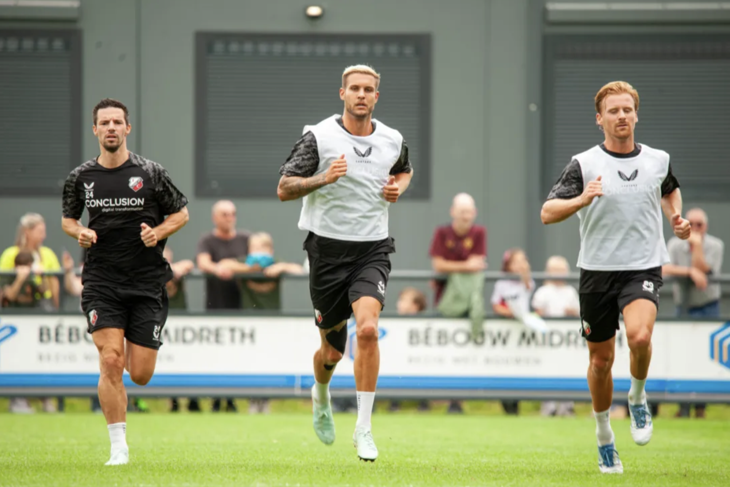 Phóng viên: Hậu vệ mới của Utrecht, Ed Hye-jin sẽ vắng mặt trong trận vòng loại Europa League do chấn thương