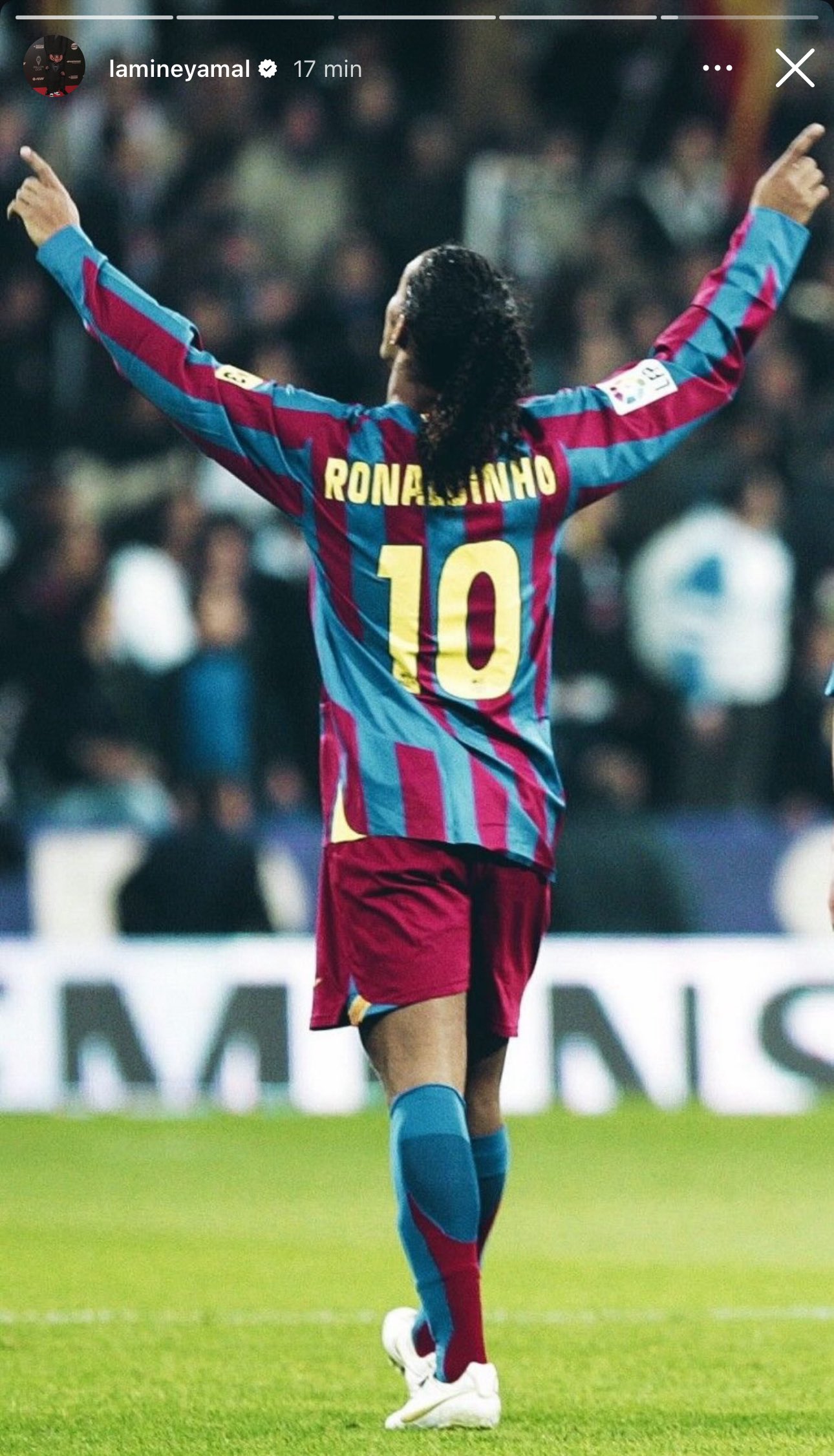Tiếp tục gợi ý! Phương tiện truyền thông xã hội Yamal đã đăng một bức ảnh Ronaldinho mặc áo số 10 của Barcelona