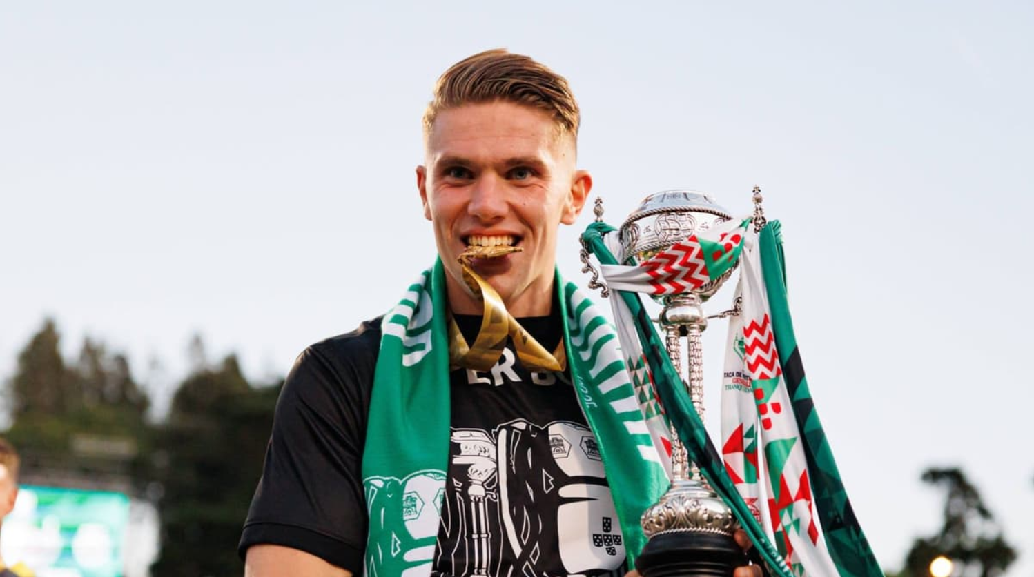Phóng viên: Arsenal muốn trả phí chuyển nhượng Dzekeres thành 4 đợt, Sporting CP yêu cầu thêm 1,2 triệu euro