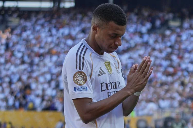 Hối tiếc? Mbappe đã không thể giúp câu lạc bộ cũ của mình giành chiến thắng và chứng kiến ​​Paris Saint-Germain giành cú ăn ba và đánh bại Real Madrid tại Club World Cup.