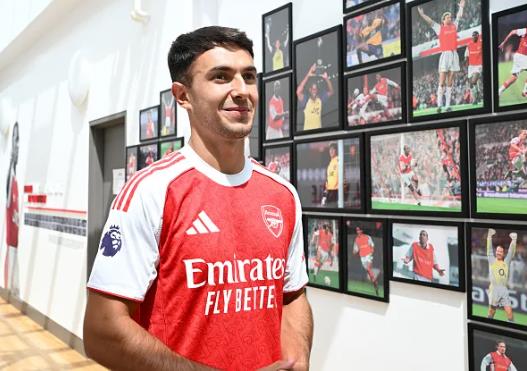 Martin Zubimendi khoac ao Arsenal o He 2025.