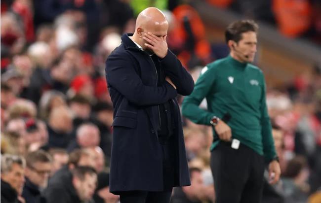 HLV Arne Slot thất vọng khi Liverpool thua 1-4 trước PSV. HLV Arne Slot that vong khi Liverpool thua 1-4 truoc PSV.