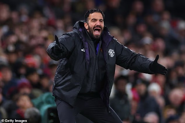 HLV Ruben Amorim thông cảm với tấm thẻ đỏ hy hữu của Everton HLV Ruben Amorim thong cam voi tam the do hy huu cua Everton