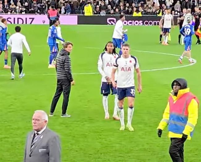 Bộ đôi Tottenham xin lỗi vì ngó lơ HLV Thomas Frank 1