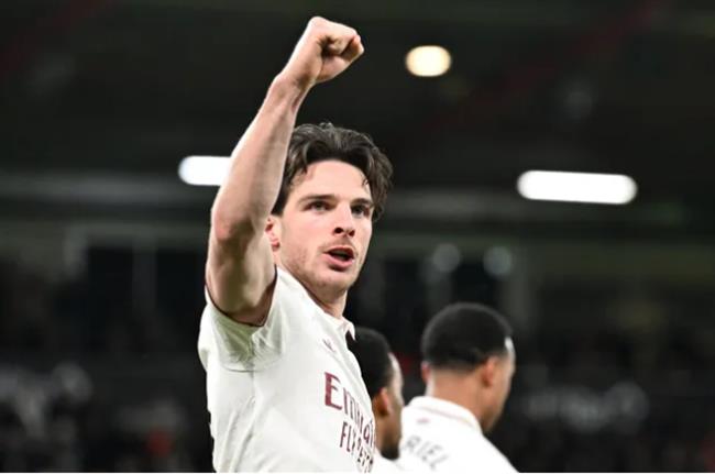 Declan Rice lap cu dup trong chien thang 3-2 cua Arsenal truoc Bournemouth.