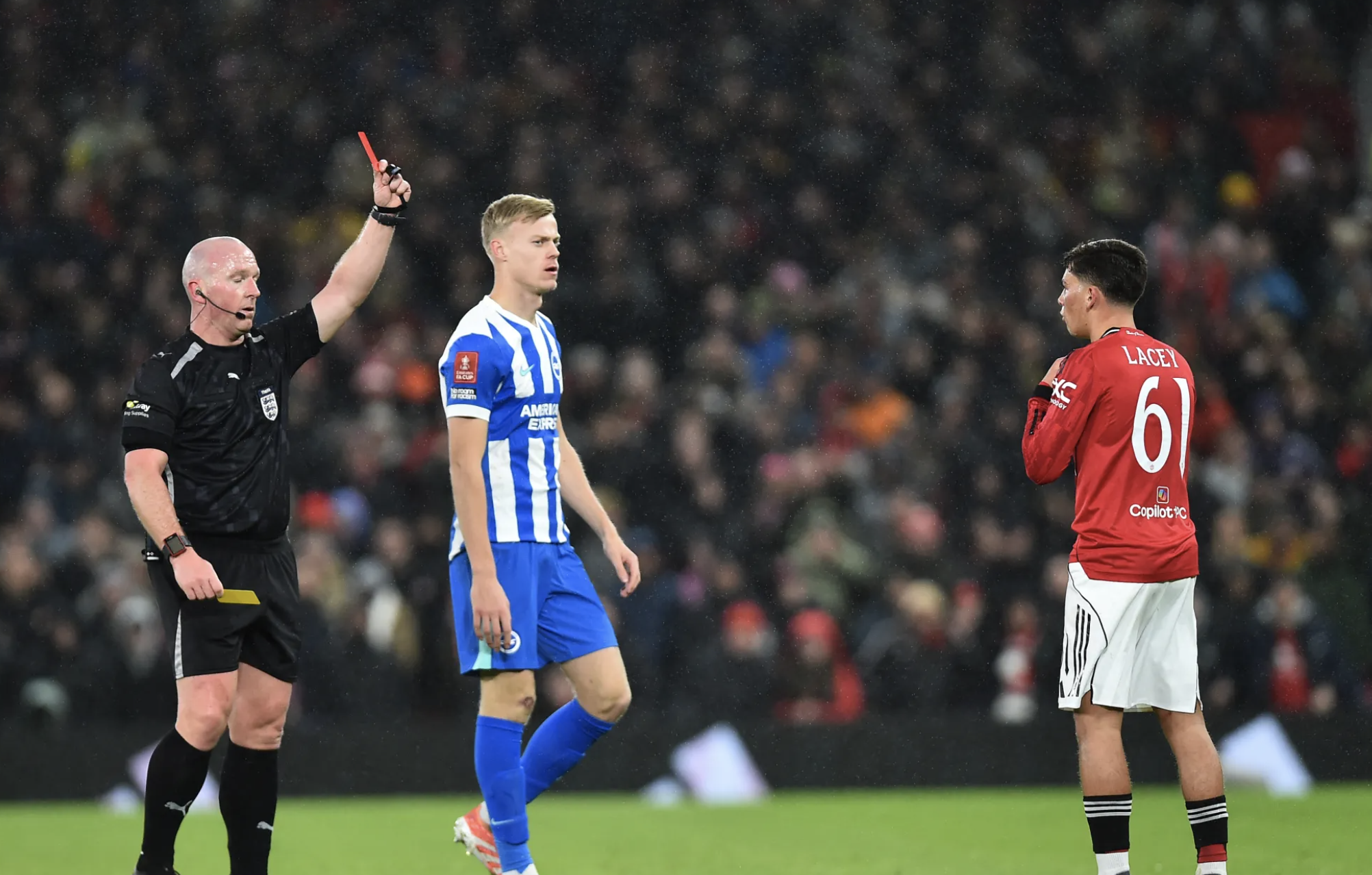 Thần đồng Man Utd hối lỗi sau tấm thẻ đỏ trong trận thua Brighton 1